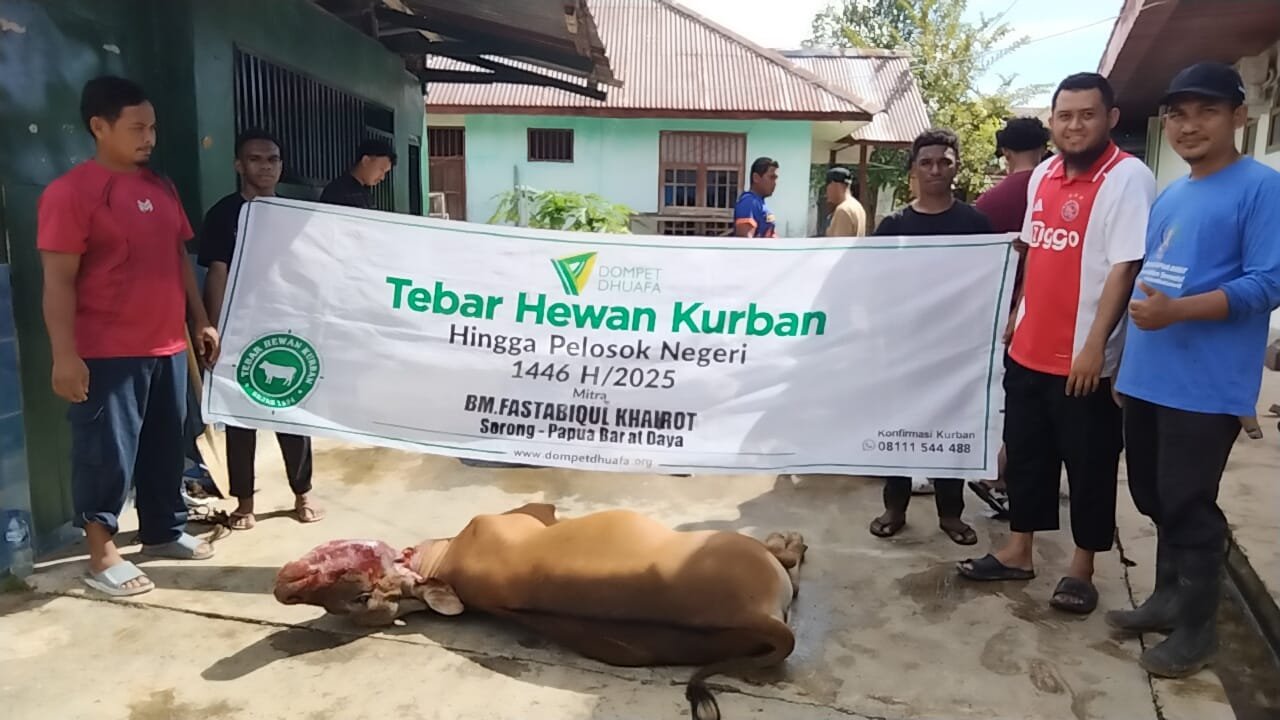 Pengurus Panti Asuhan Putri Umar bin Khattab Sorong Sembelih Sapi Bantuan Dompet Dhuafa