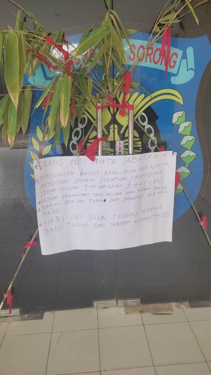 Kantor BKPPD Kabupaten Sorong Dipalang Tokoh Adat Moi, Tuntut Penunjukan Putra Daerah sebagai Plt. Kepala BKPPD
