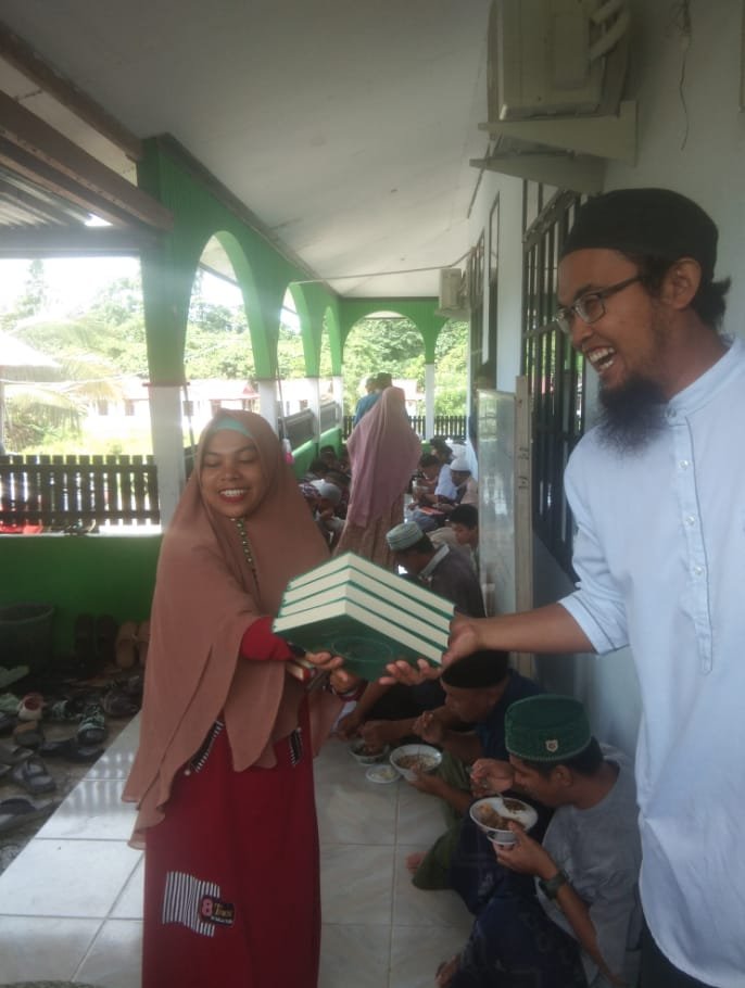 Pengurus Masjid Al-Muminin Bagikan 120 Mushaf Al-Qur'an Kepada Jamaah