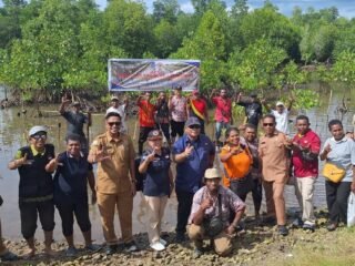 BPBD Kota Sorong Gelar Aksi Penanaman Mangrove untuk Mitigasi Bencana, Johny Sumbung Tekankan Pentingnya Pelestarian Pesisir