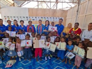 Foto Bersama Bunda PAUD Papua Barat Daya serta pengurus bersama guru dan siswa PAUD Advent Teminabuan Sorong Selatan/Istimewa
