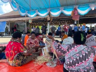 Dari Serat Alam Menjadi Kebanggaan Dunia, Mama Papua Peragakan Proses Anyam Noken