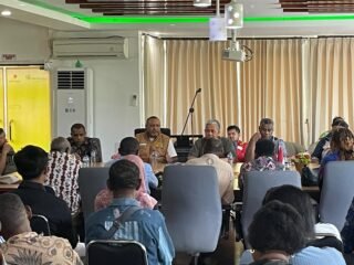 Aspirasi Masyarakat Seget Disuarakan, Mamberob Rumakiek Kawal Perbaikan Jalan KMT Seget-Arar