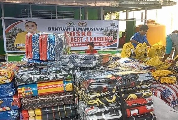 Bantuan Robert Kardinal untuk Korban Kebakaran Klademak Pantai Tuai Apresiasi Warga