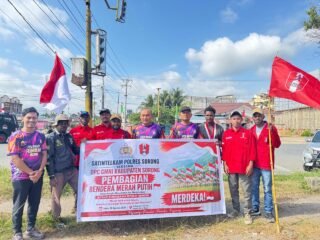 Semarak HUT RI ke-81, GMNI dan Polres Sorong Bagikan Bendera Merah Putih untuk Kobarkan Nasionalisme