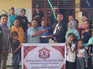 Ikatan Keluarga Kei Aimas Serahkan Donasi untuk Korban Gempa Flores