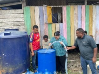 Air Bersih Jadi Barang Berharga di Tengah Kemarau, TP PKK Sorong Bantu Warga Kampung Usili