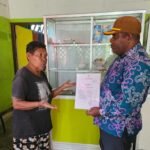Korneles Naa Turun ke Warung Makan, Sosialisasikan Edaran Bupati Wajib Menu Lokal di Maybrat