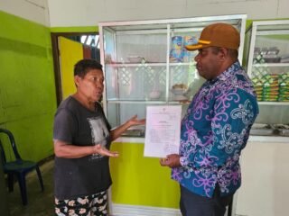 Korneles Naa Turun ke Warung Makan, Sosialisasikan Edaran Bupati Wajib Menu Lokal di Maybrat